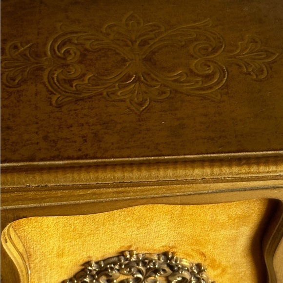 VINTAGE ENESCO WOOD MUSICAL GOLD JEWELRY BOX W/MUSTARD VELVET LINERS DRAWES - Picture 3 of 13